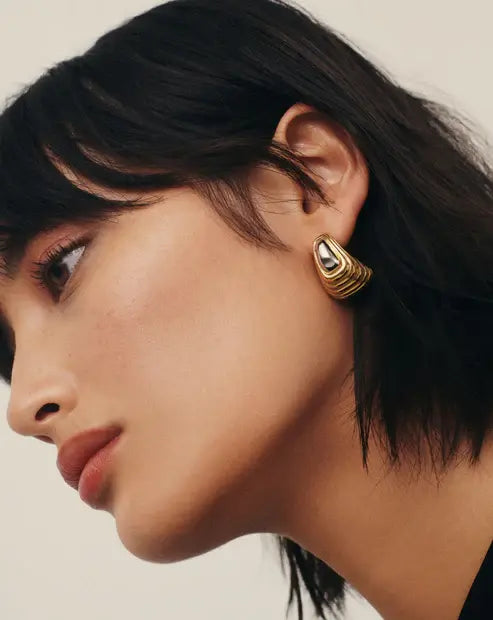 Gemengde metalen oversized ridge stud oorbellen