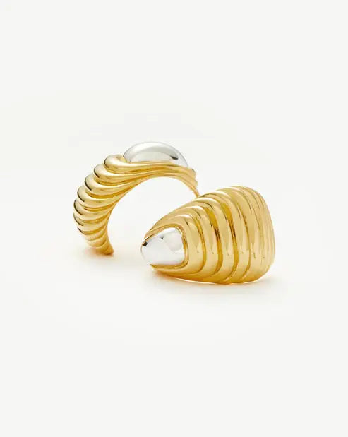 Gemengde metalen oversized ridge stud oorbellen